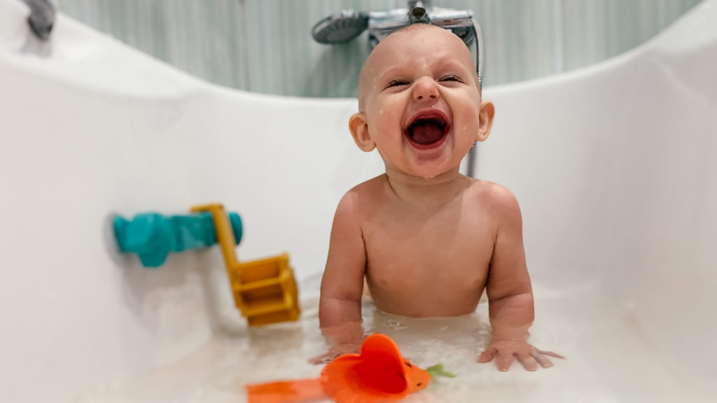 Como preparar um banho de banheira relaxante para um bebê